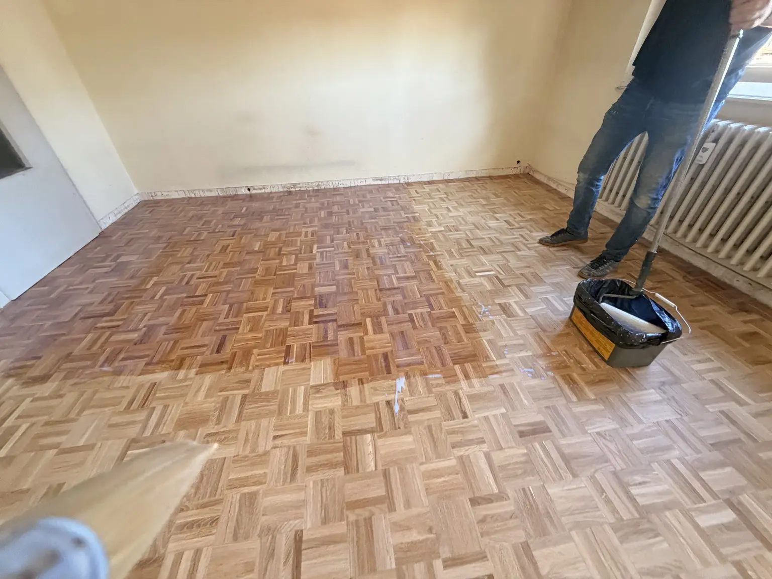 Différence entre le parquet mosaïque brut et la zone en cours de vitrification