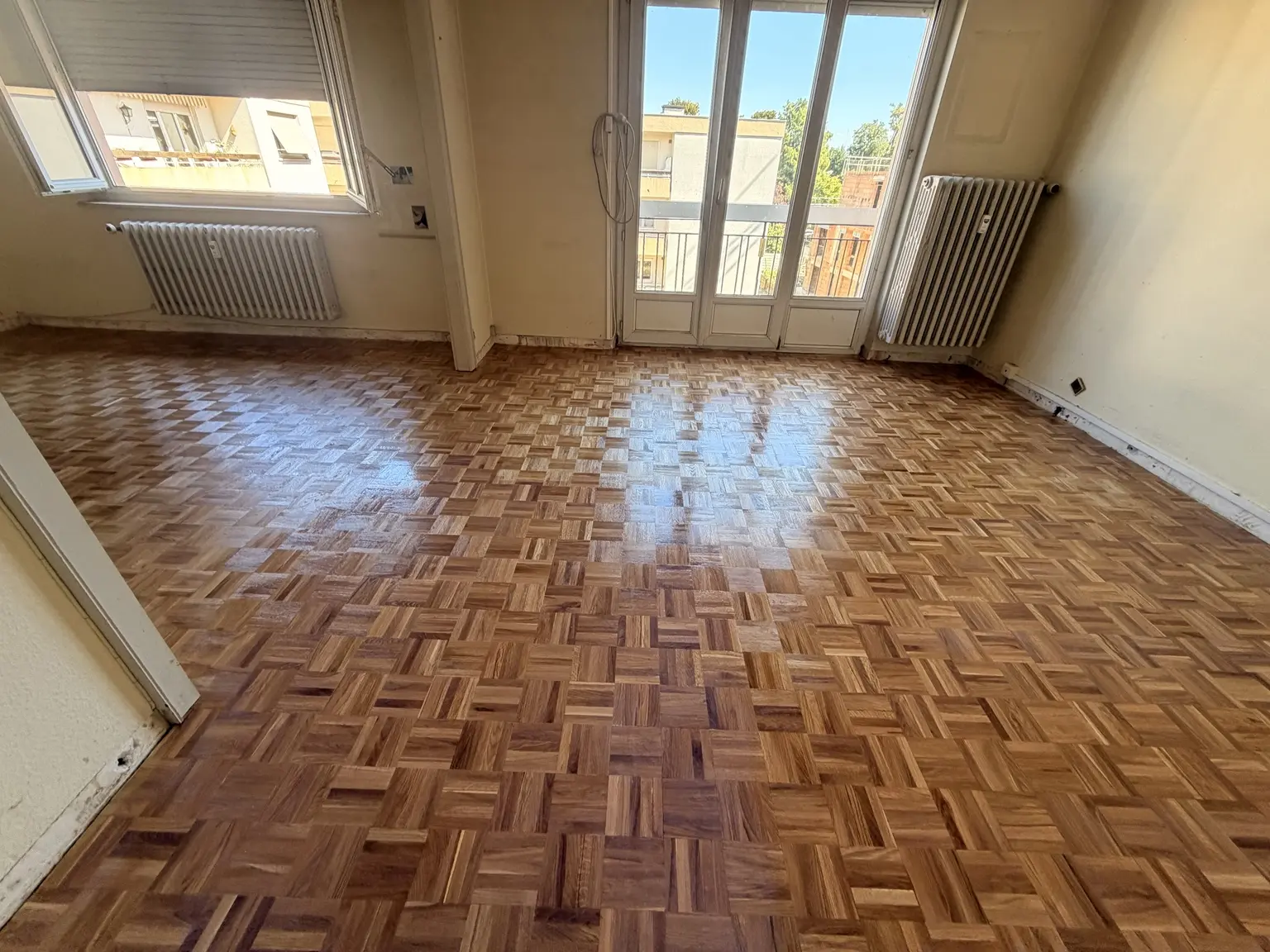 Application de la finition sur un parquet mosaïque en chêne à Colmar