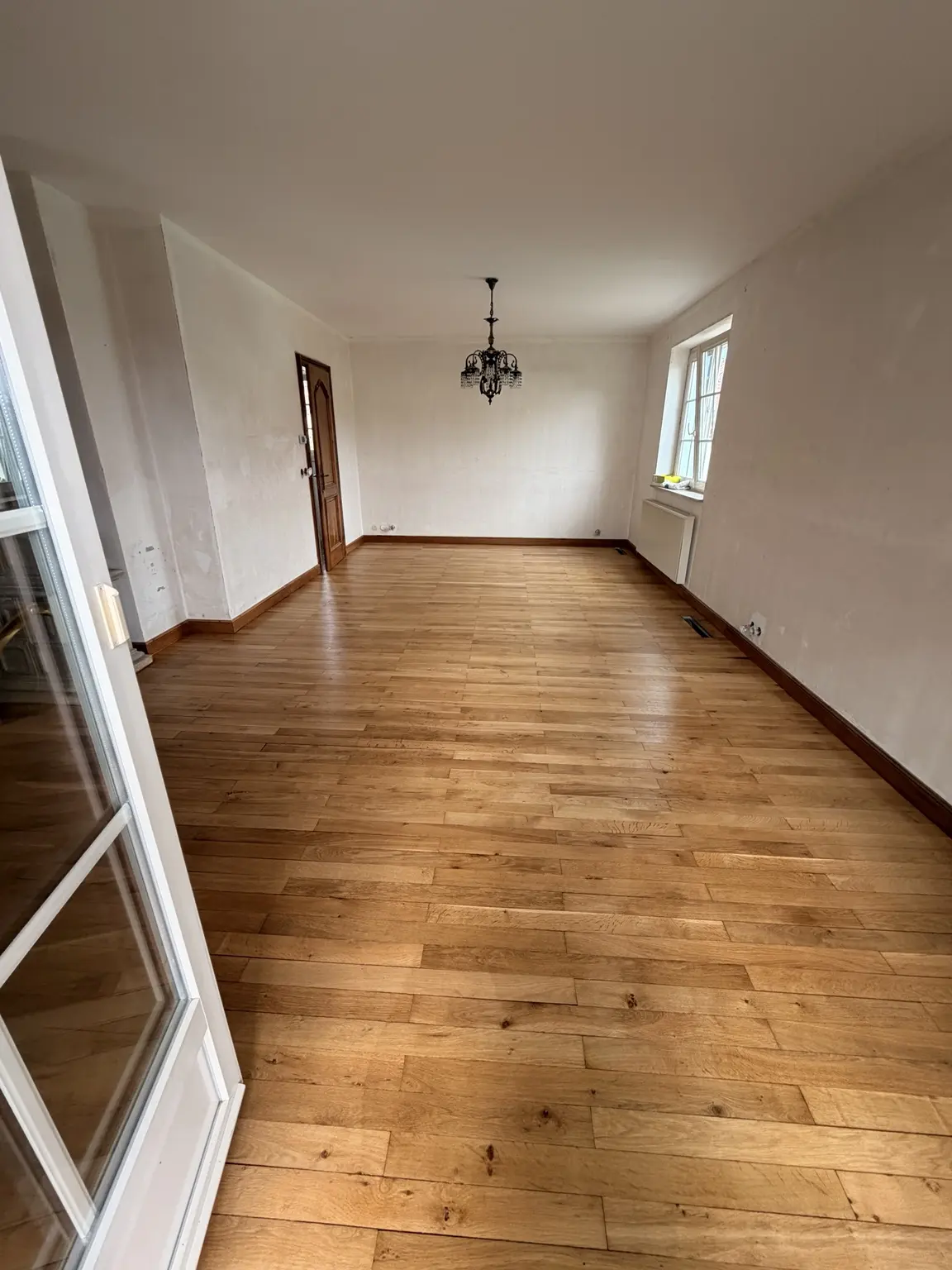 Vue générale du salon et du séjour à Ottmarsheim après ponçage et vitrification du parquet