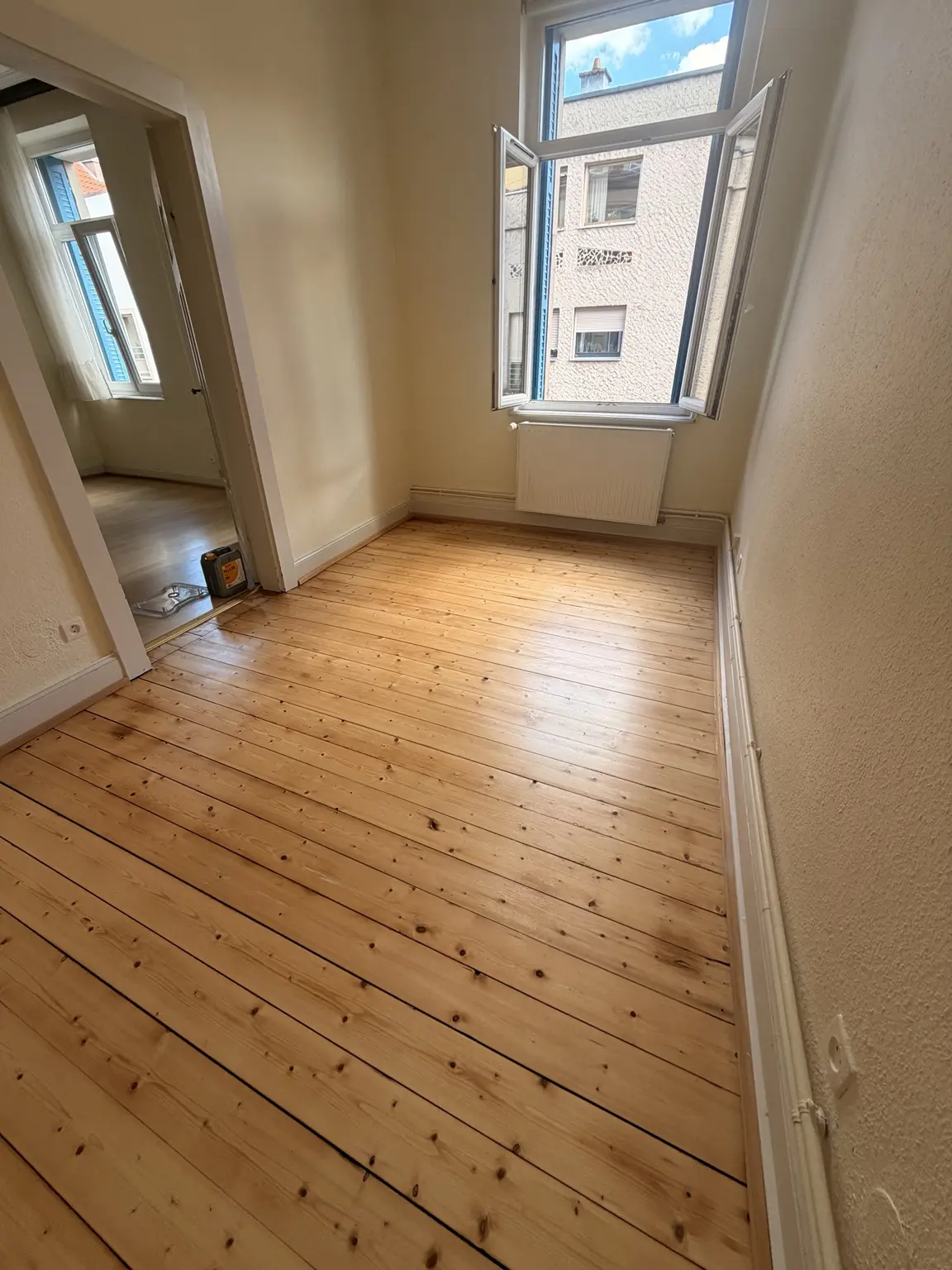 Application au rouleau du système de finition sur le parquet en sapin à Sarrebourg