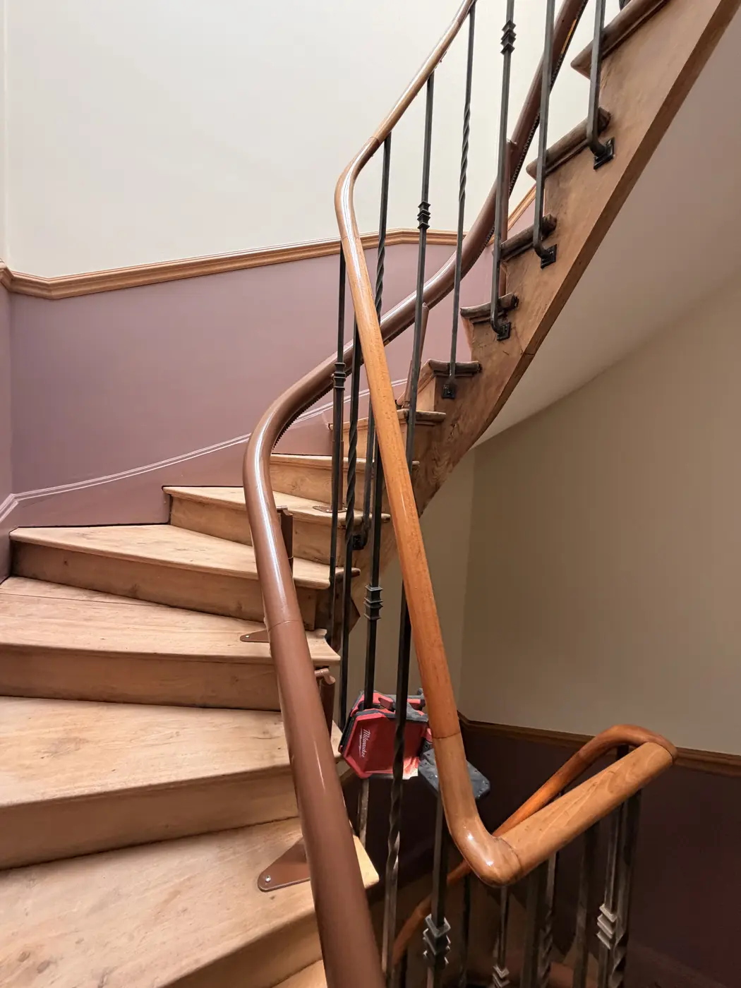 Escalier en bois à Nancy remis à nu après ponçage et prêt à recevoir sa finition