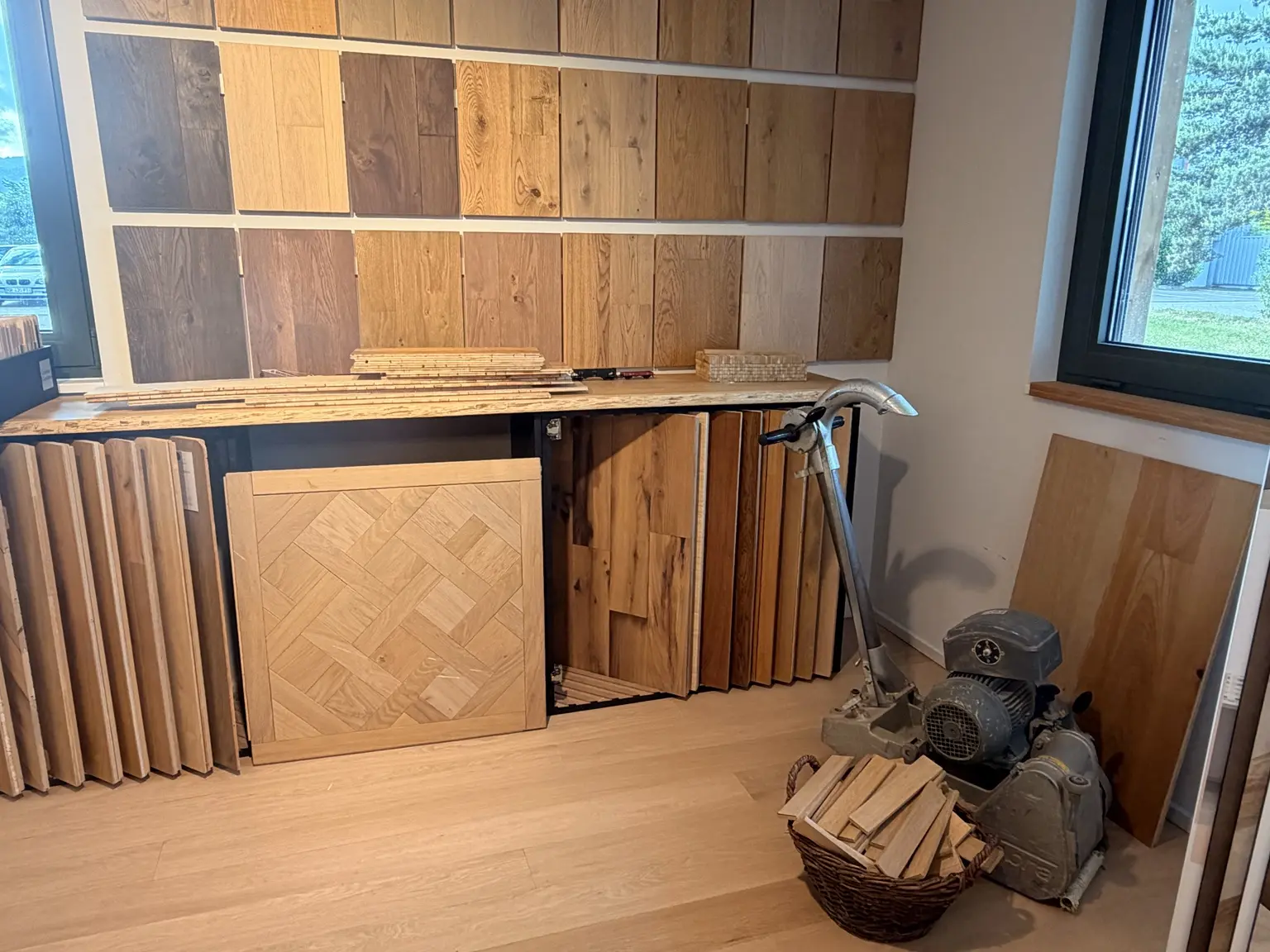 Échantillons de parquet et de finitions au showroom